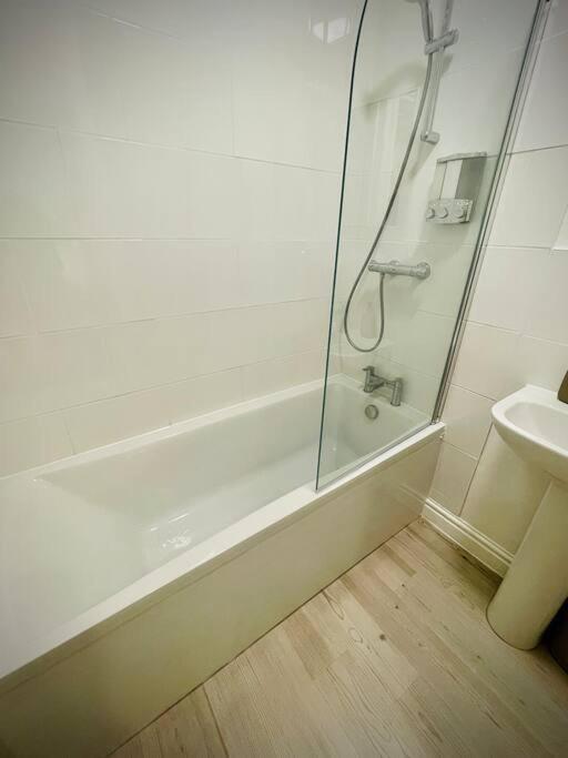 Newly Refurbished, Central Apartment With Permit Parking Bath Eksteriør billede