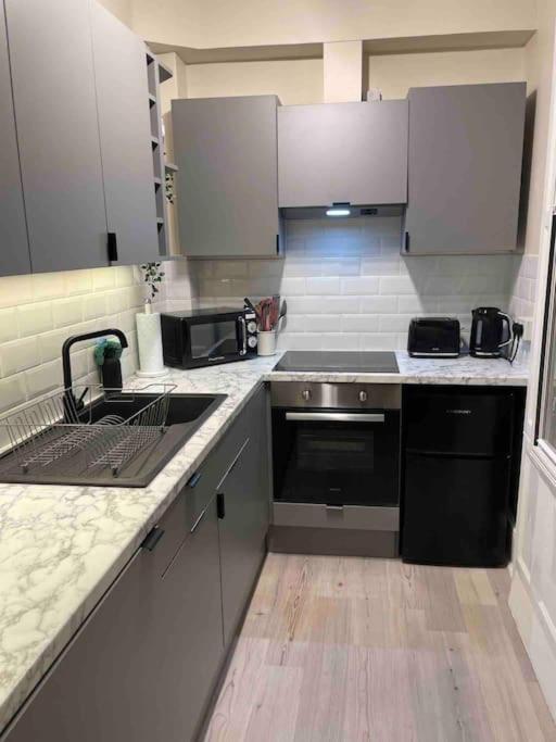 Newly Refurbished, Central Apartment With Permit Parking Bath Eksteriør billede
