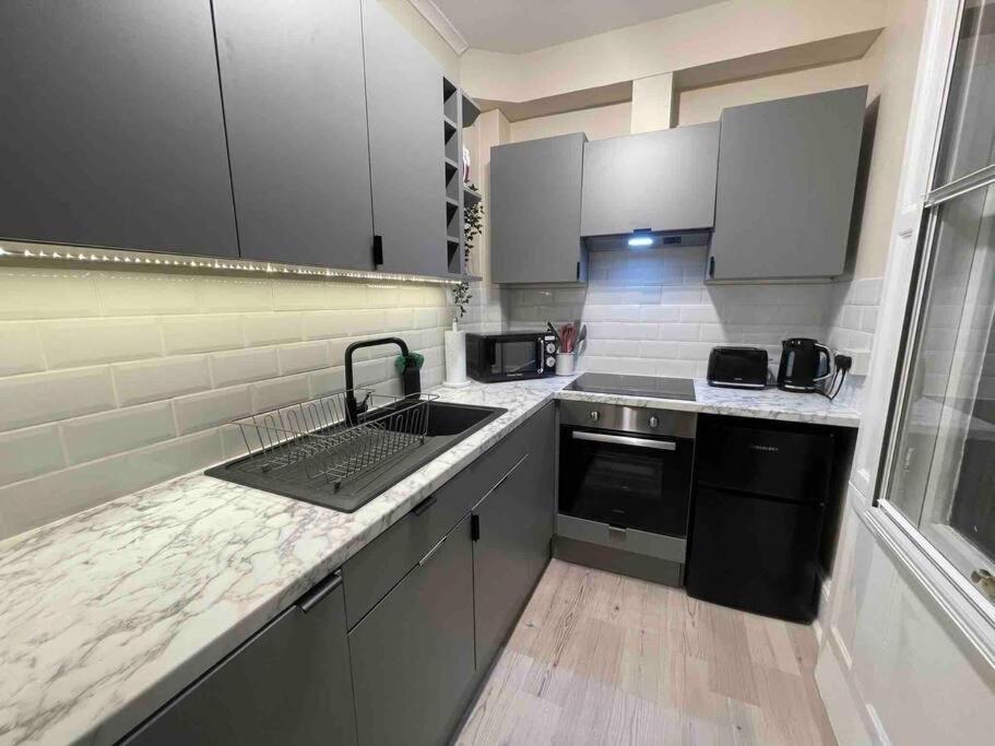 Newly Refurbished, Central Apartment With Permit Parking Bath Eksteriør billede